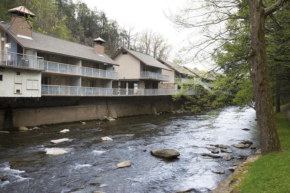 Rocky Waters Motor Inn Gatlinburg Exterior photo