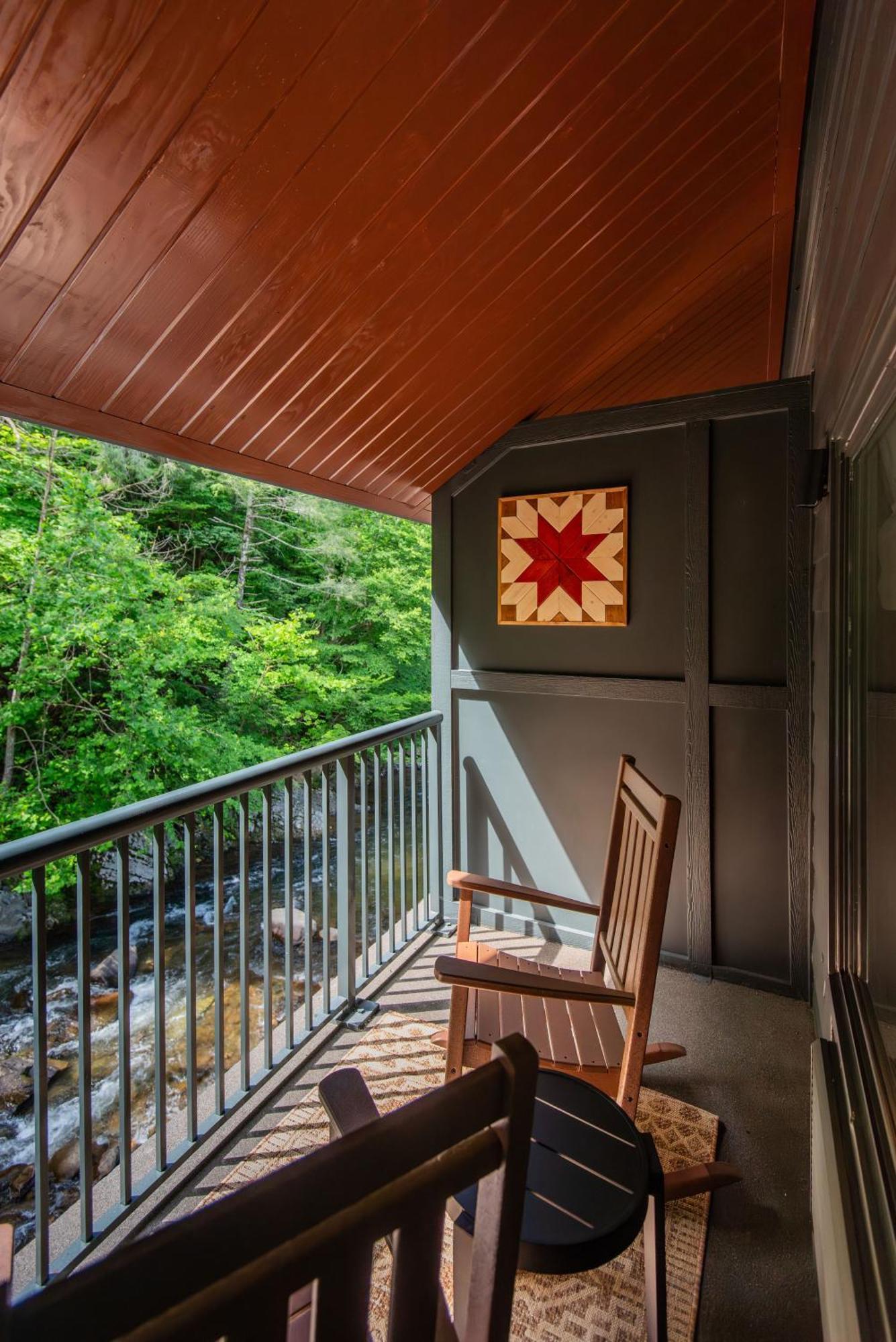 Rocky Waters Motor Inn Gatlinburg Exterior photo