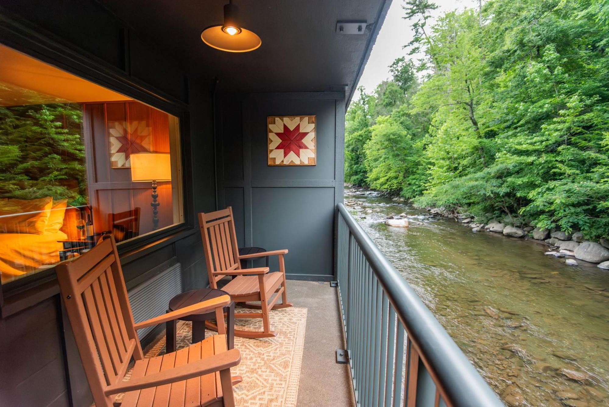 Rocky Waters Motor Inn Gatlinburg Exterior photo