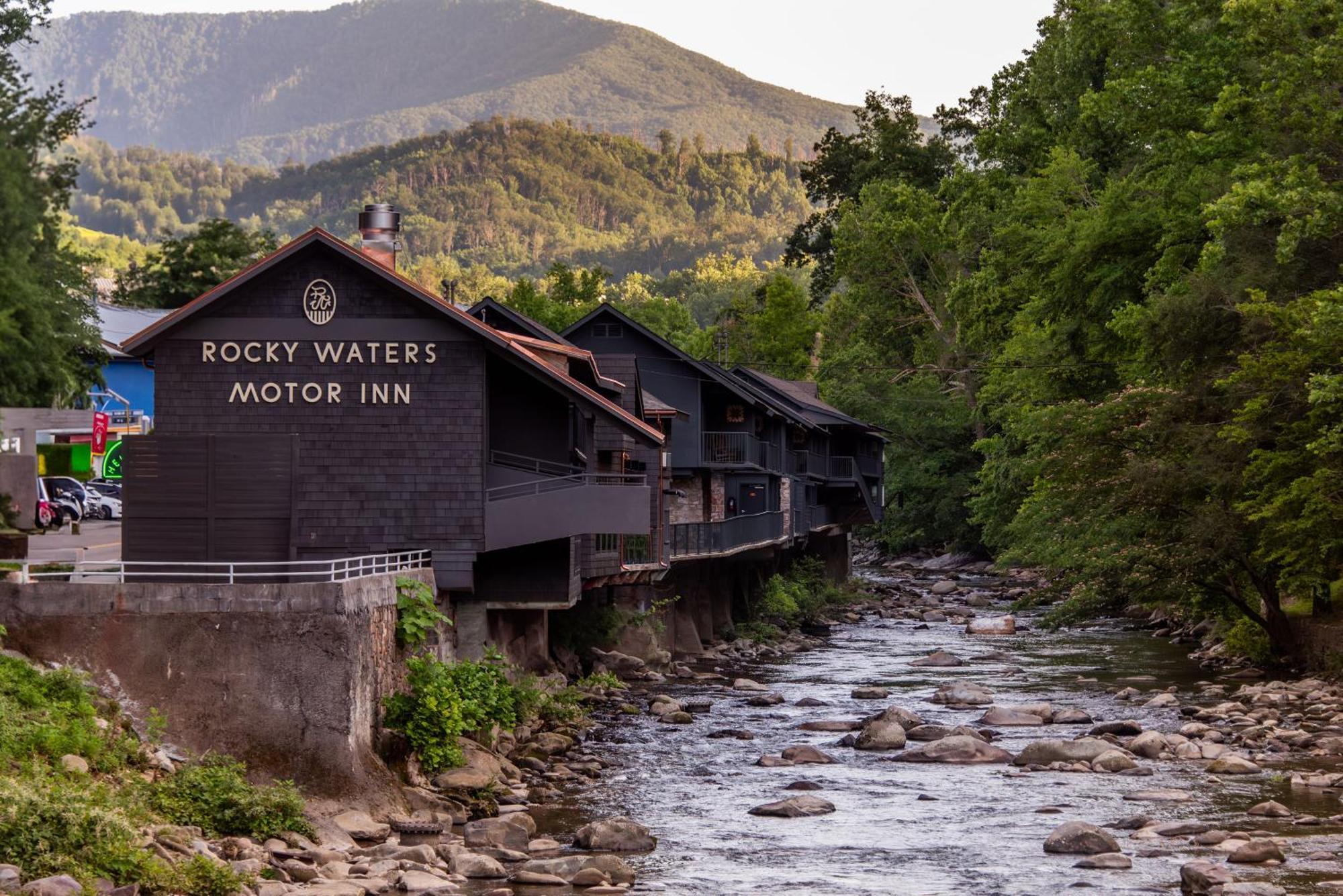 Rocky Waters Motor Inn Gatlinburg Exterior photo